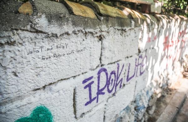 Tarihi Kaleiçi'nin duvarları yazı tahtasına döndü