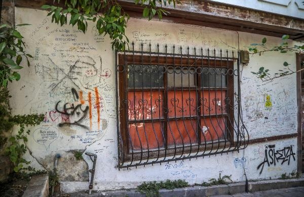 Tarihi Kaleiçi'nin duvarları yazı tahtasına döndü