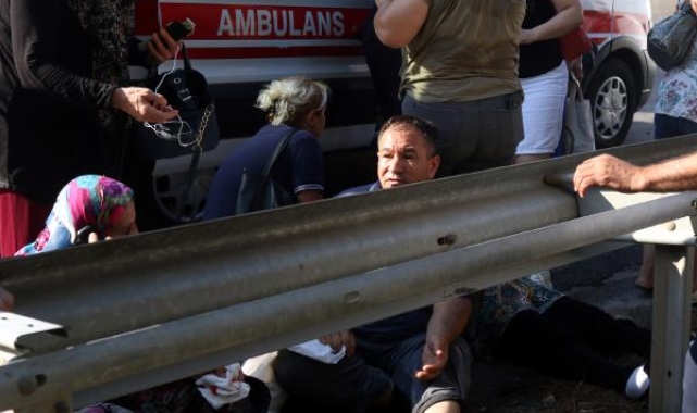 Antalya'da servis midibüsü, oto kurtarma aracına çarptı: 4'ü ağır, 27 yaralı