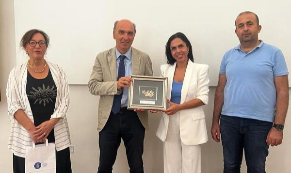 Hem tanıtım hem davet