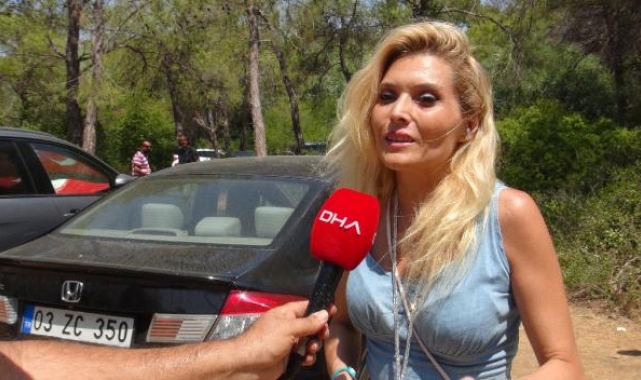 Park için anahtarı verdiği otel çalışanı, otomobilini ağaca çarptı