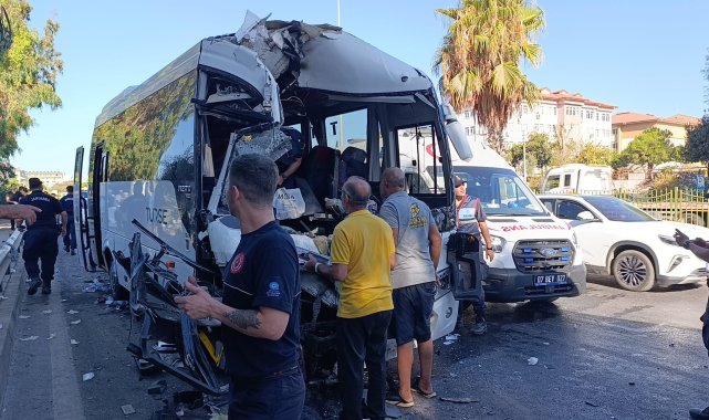Antalya'da midibüsler çarpıştı; yaralılar var