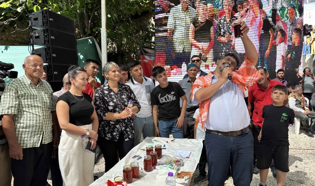 Finike'de Ernez Bal Festivali; 700 gram balı 30 saniyede yedi