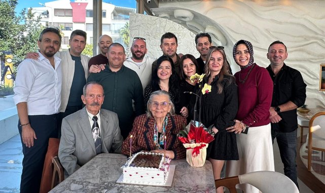28 yıl sonra buluşup, öğretmenlerine sürpriz yaptılar