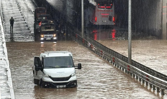 Alanya'da sağanak sonrası alt geçitte mahsur kalan 8 kişi kurtarıldı