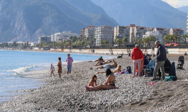 Aralık ayında denize girip, güneşlendiler