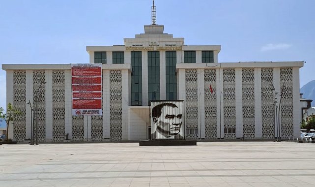 Döşemealtı Belediyesi'ne 'yolsuzluk' operasyonu; 10 gözaltı