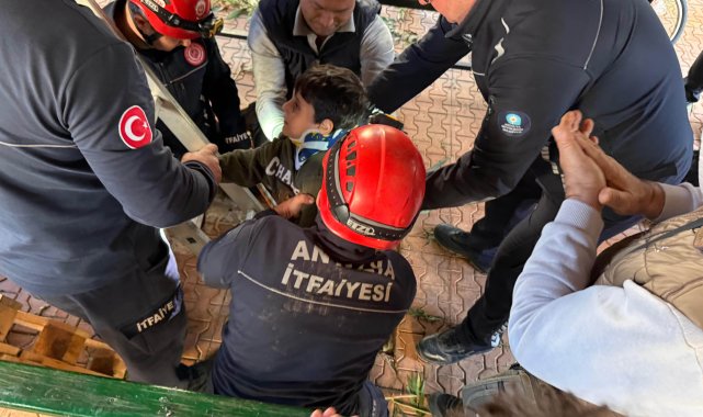 Foseptiğe düşen 6 yaşındaki Eyüp kurtarıldı, annesi çalışmaları gözyaşlarıyla izledi
