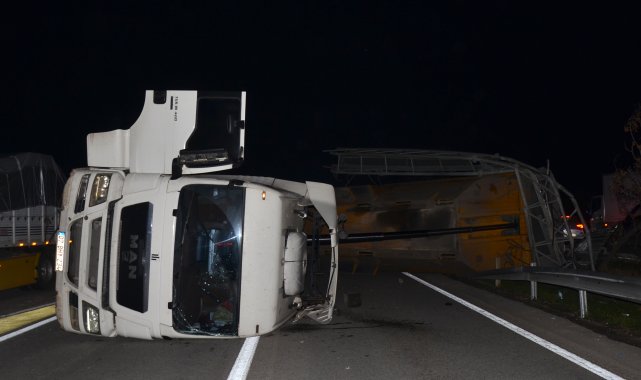 TIR'ın dorsesi direği devirdi, zincirleme kaza oldu