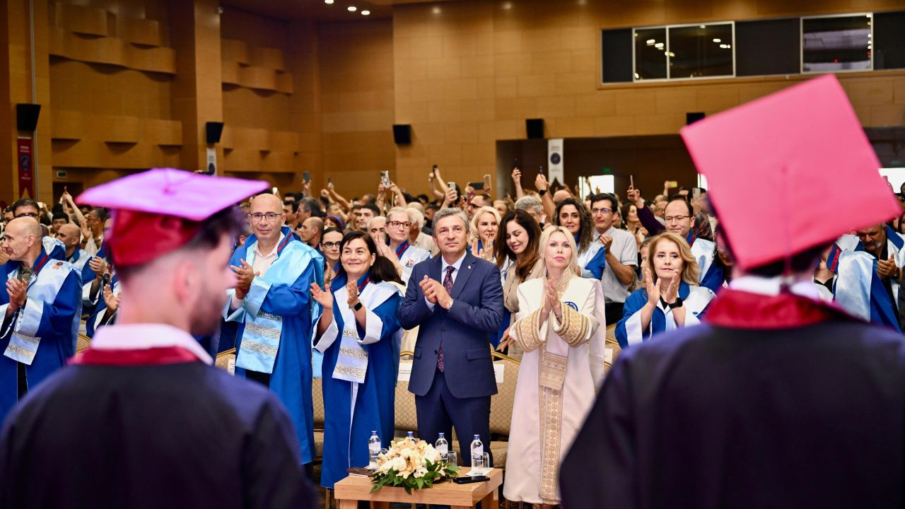 Akdeniz Üniversitesi Tıp Fakültesi’nde mezuniyet heyecanı