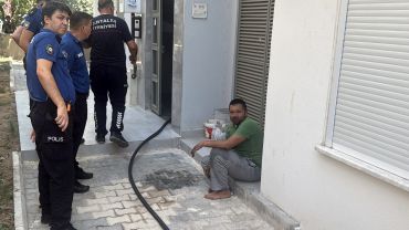 Annesiyle tartışıp kendisini kilitlediği odayı ateşe verdi, kapı kırılarak kurtarıldı