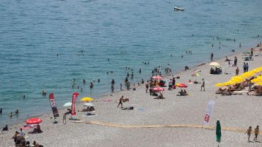 Antalya’da hava sıcaklığı 38 derece oldu, sahillerde yoğunluk yaşandı