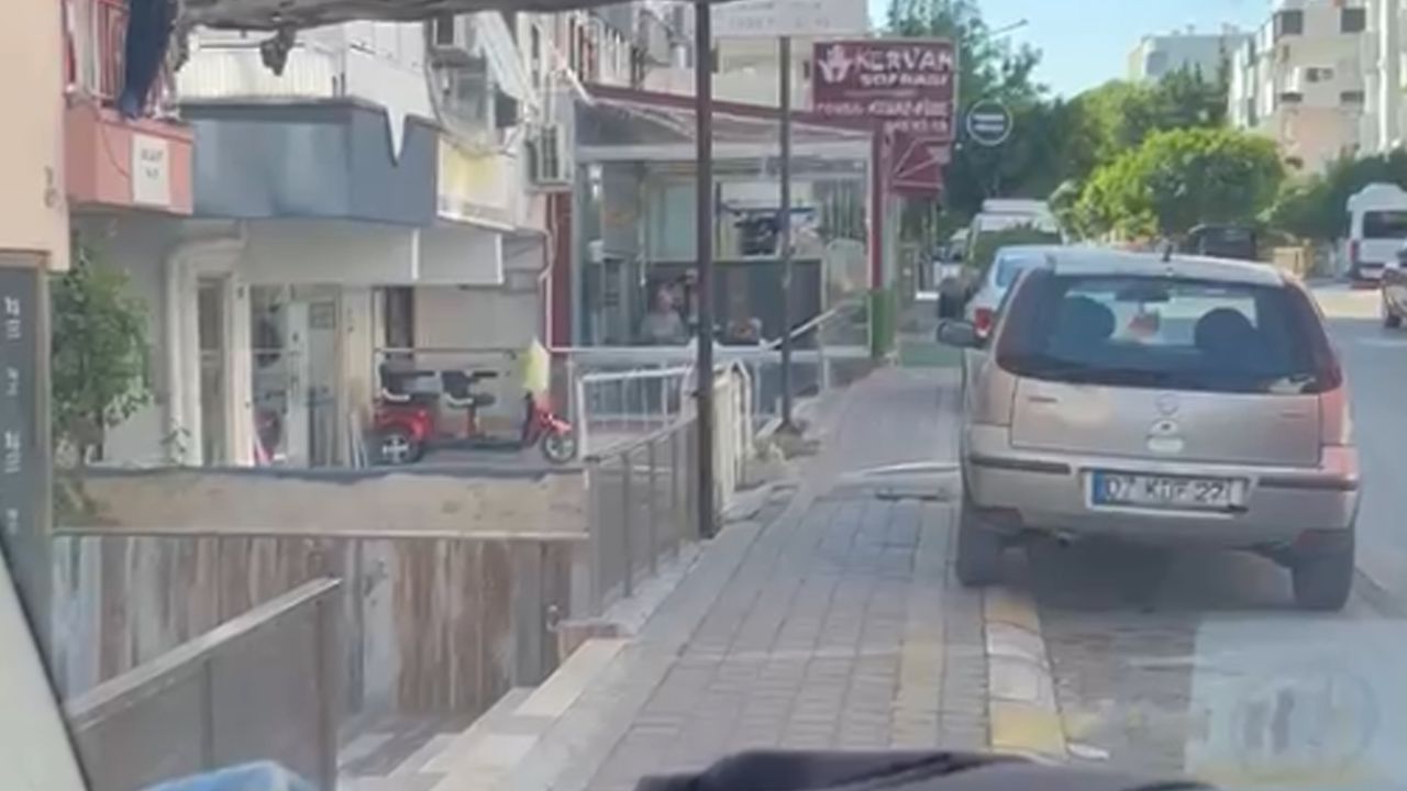Balkon demirinde mahsur kaldı, itfaiye merdiveniyle kurtarıldı