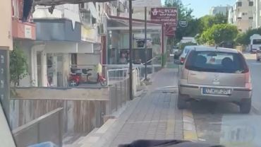 Balkon demirinde mahsur kaldı, itfaiye merdiveniyle kurtarıldı