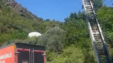 Ev taşıma sırasında yük asansörü elektrik hattının üzernie düştü; 2 ölü