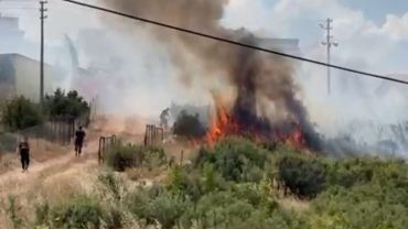 Anız tarlasındaki yangın, yerleşim yerlerine sıçramadan söndürüldü