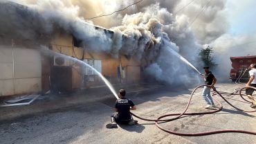Antalya'da yan yana 4 depoda yangın