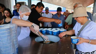 Büyükşehir 50 bin kişiye aşure ikram etti