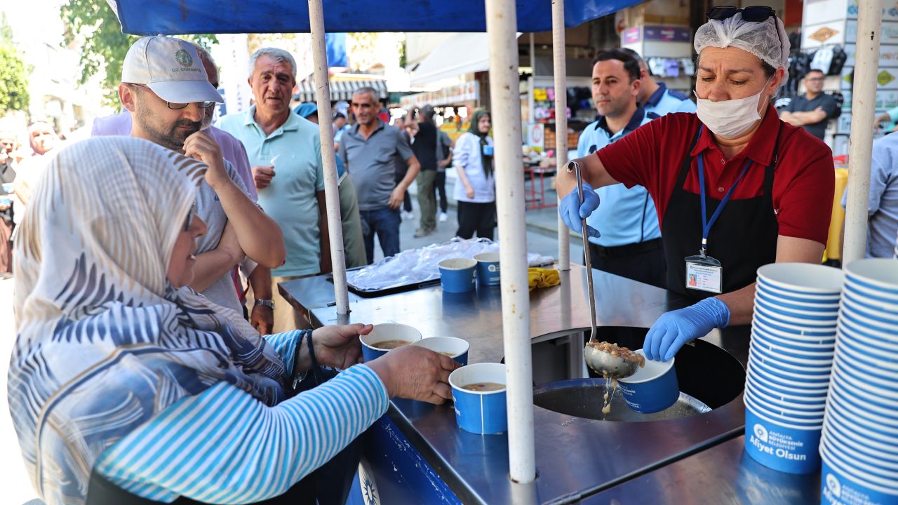 Büyükşehir’in aşure ikramları sürüyor