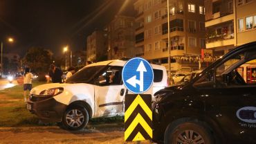 Çarpışmanın etkisiyle refüje çıkan araç hurdaya döndü: 3 yaralı