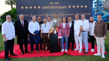 Galatasaray'ın 26'ncı şampiyonluğu Antalya'da kutlandı, Souness çimlere bayrak dikti